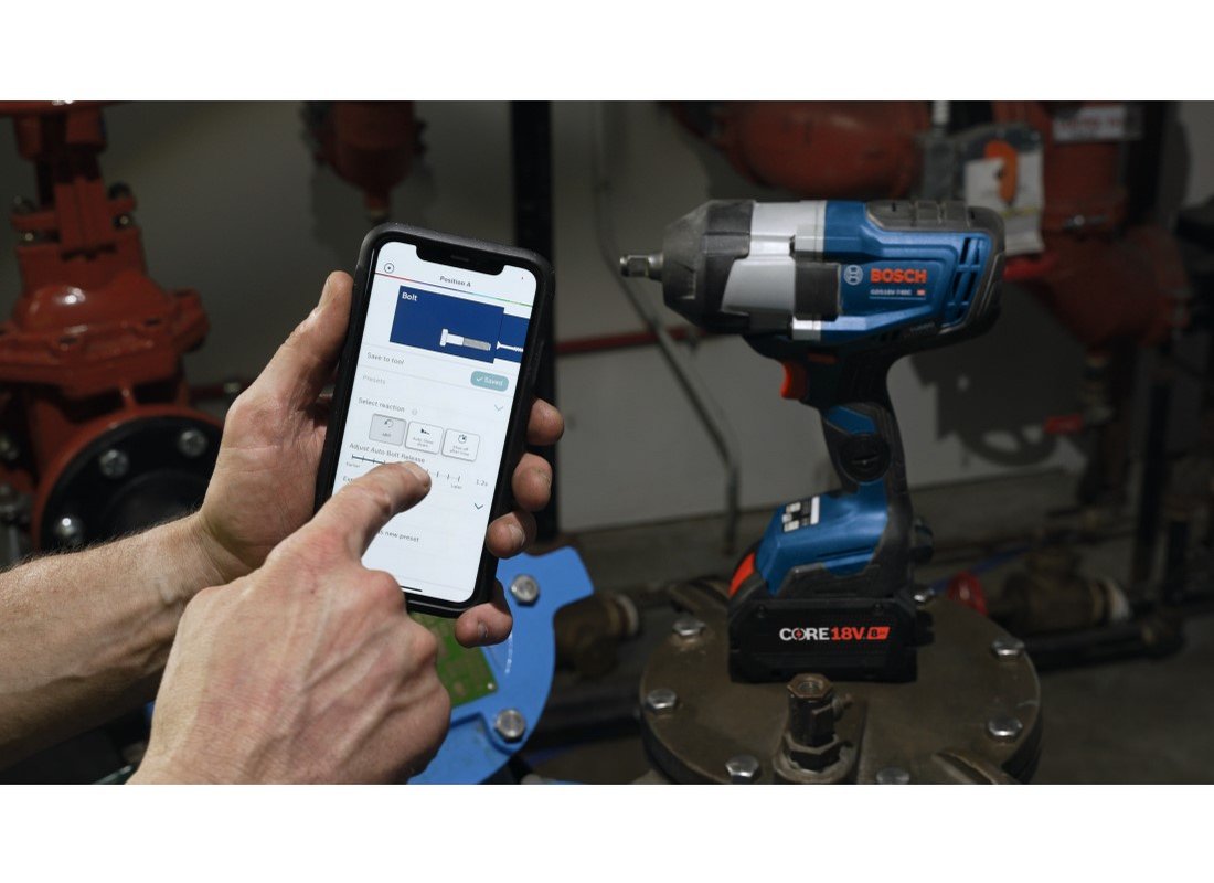 PROFACTOR™ 18V CONNECTED 1/2 IN. IMPACT WRENCH KIT WITH FRICTION RING AND (1) CORE18V 8 AH HIGH POWER BATTERY