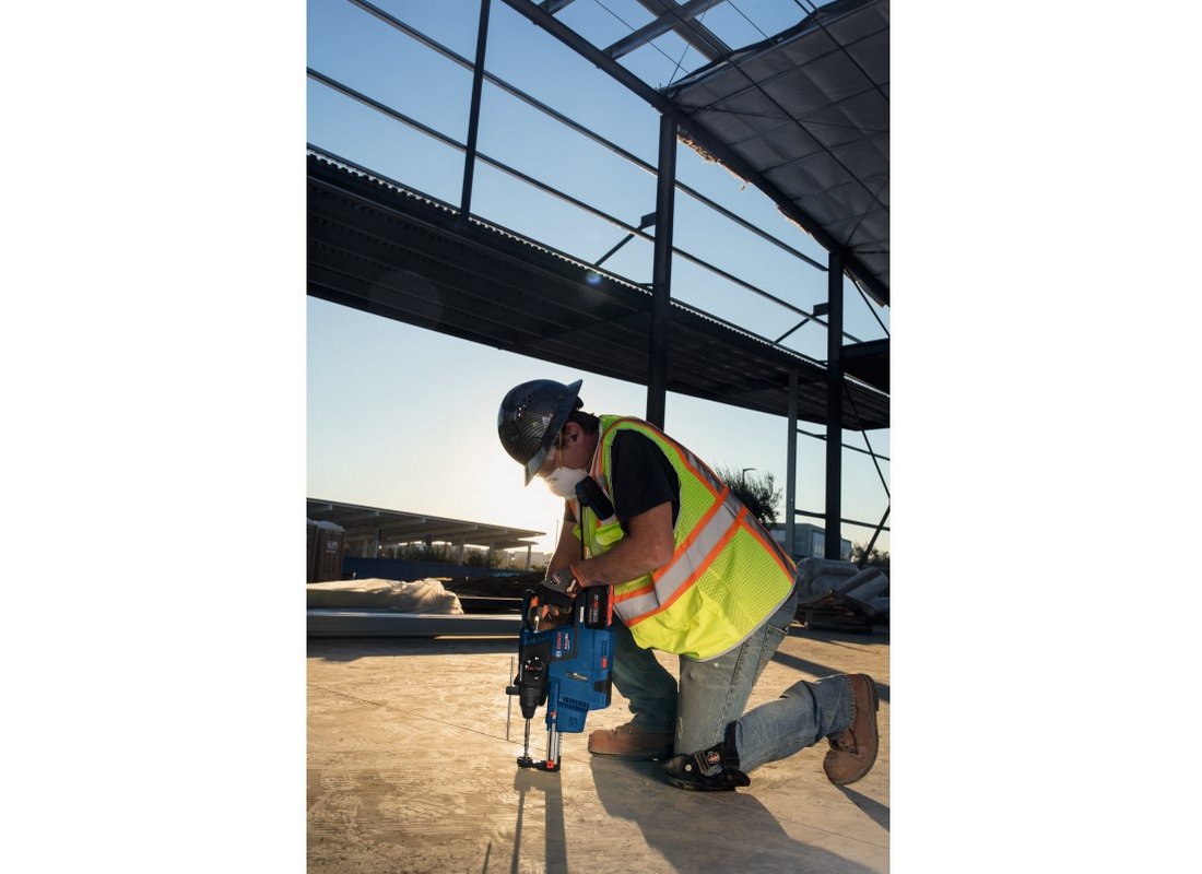 Ensemble marteau perforateur 18 V Brushless SDS-plus® Bulldog™ de 1 po avec dispositif d’aspiration de poussière et (2) batteries Performance PROFACTOR CORE18V 8.0 Ah