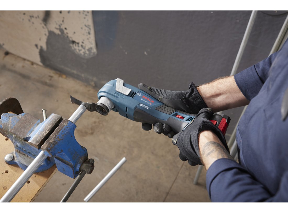 18V Brushless StarlockPlus® Oscillating Multi-Tool Kit with (1) CORE18V® 4 Ah Advanced Power Battery