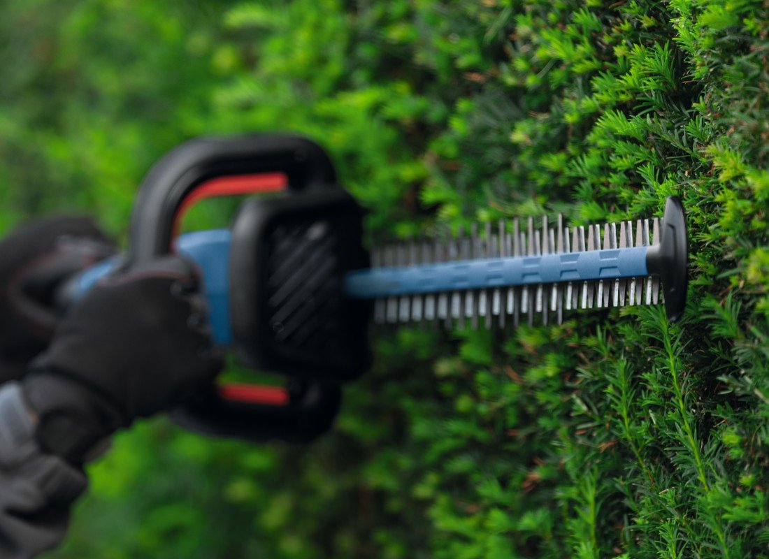 18V 24 In. Hedge Trimmer