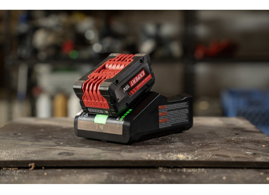 18V Starter Kit with (1) Expert 8 Ah and (1) 18V 16 Amp Battery Turbo Charger